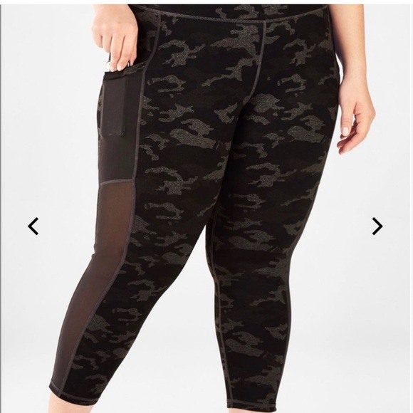 Fabletics on the go high-waisted pocket Capri Grey Camo - Picture 2 of 12